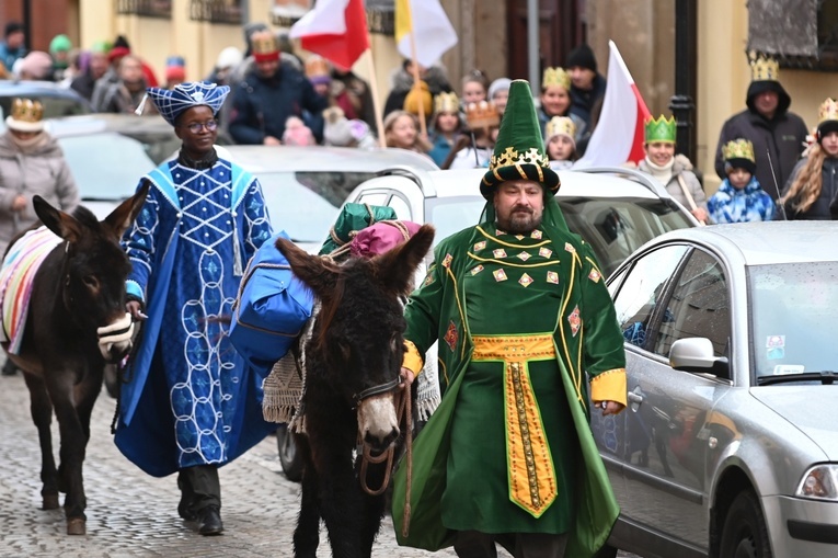Orszak Trzech Króli 2023 w Świdnicy. Tradycyjnie z osiołkami