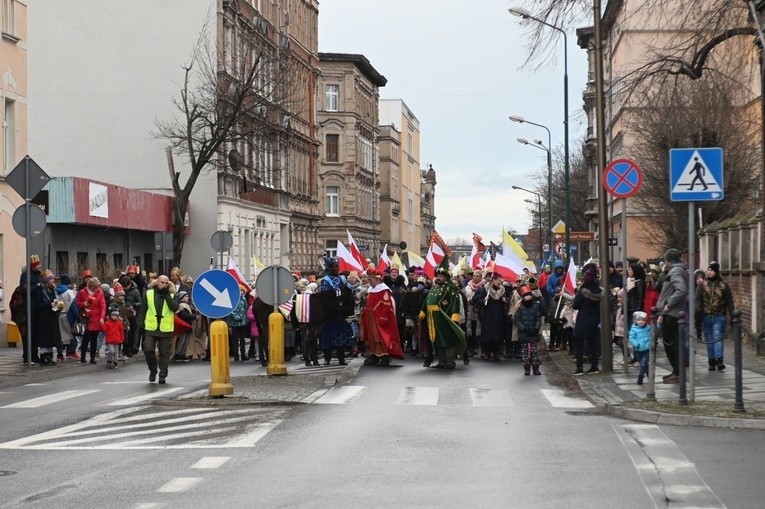 Orszak Trzech Króli 2023 w Świdnicy. Tradycyjnie z osiołkami