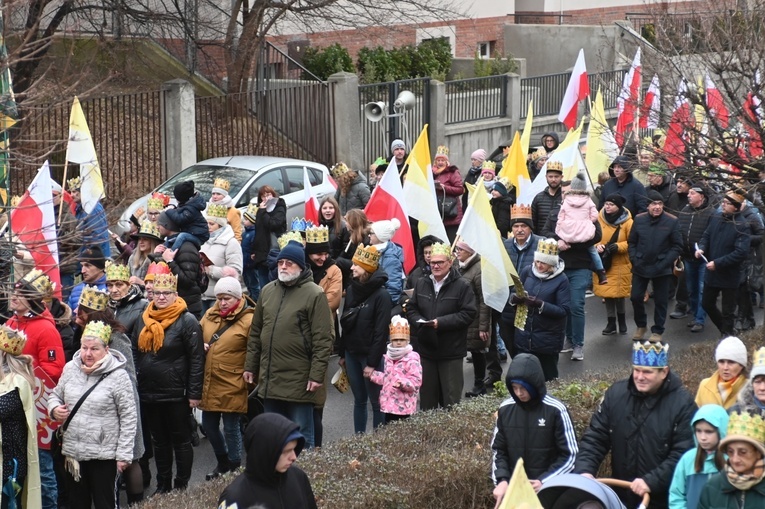 Orszak Trzech Króli 2023 w Świdnicy. Tradycyjnie z osiołkami