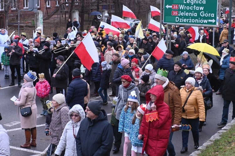 Orszak Trzech Króli 2023 w Świdnicy. Tradycyjnie z osiołkami