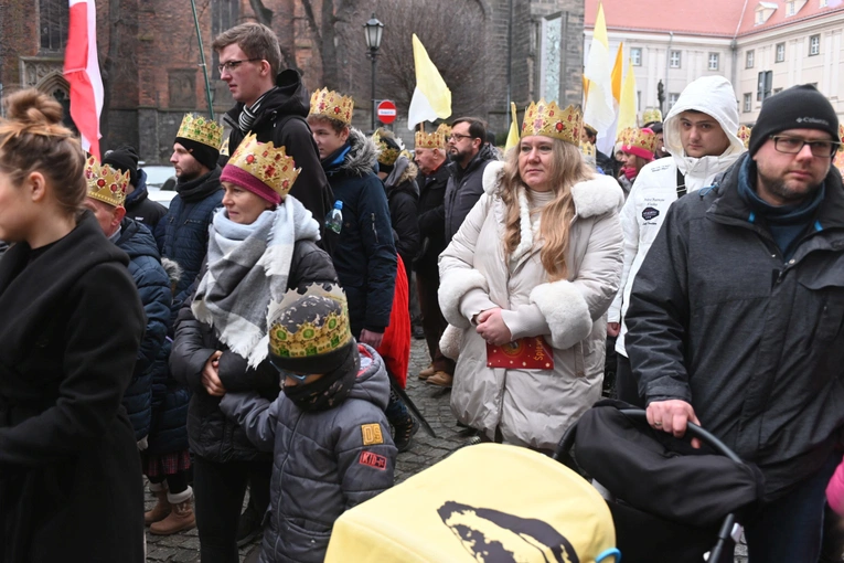 Orszak Trzech Króli 2023 w Świdnicy. Tradycyjnie z osiołkami