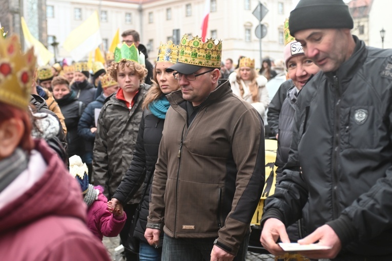 Orszak Trzech Króli 2023 w Świdnicy. Tradycyjnie z osiołkami