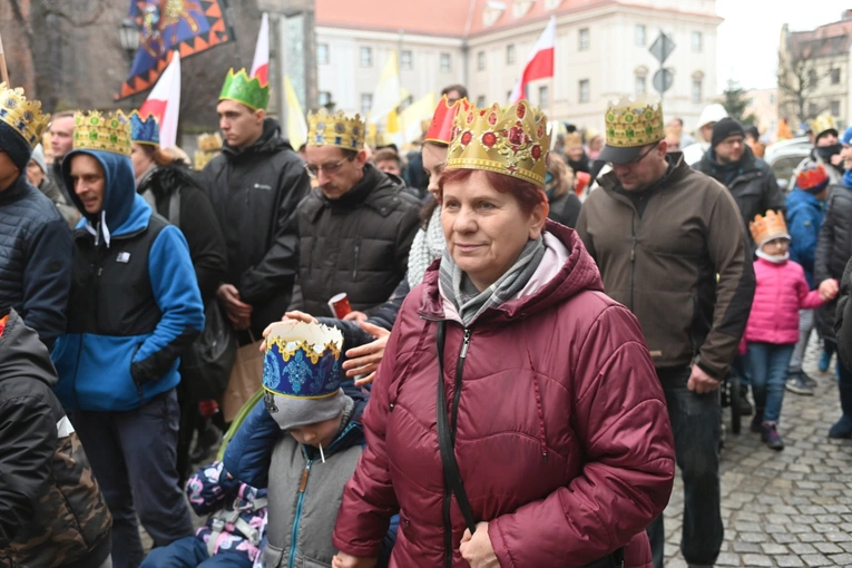 Orszak Trzech Króli 2023 w Świdnicy. Tradycyjnie z osiołkami