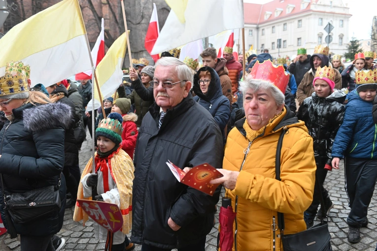 Orszak Trzech Króli 2023 w Świdnicy. Tradycyjnie z osiołkami