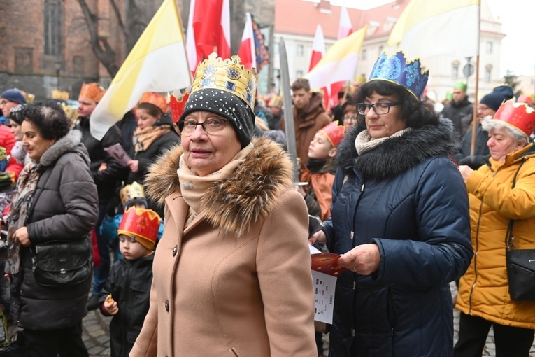 Orszak Trzech Króli 2023 w Świdnicy. Tradycyjnie z osiołkami