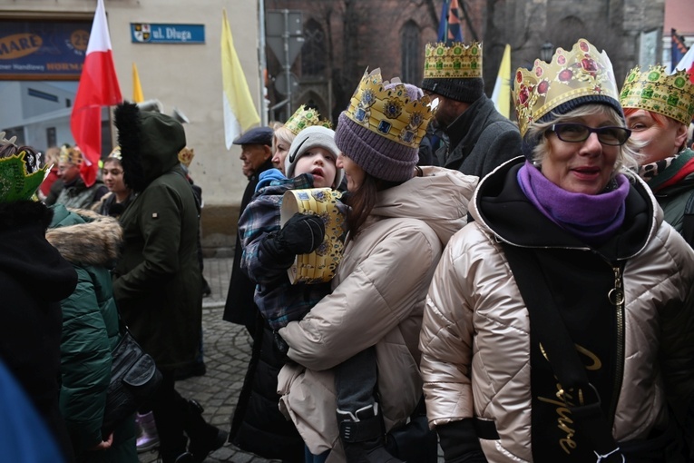 Orszak Trzech Króli 2023 w Świdnicy. Tradycyjnie z osiołkami