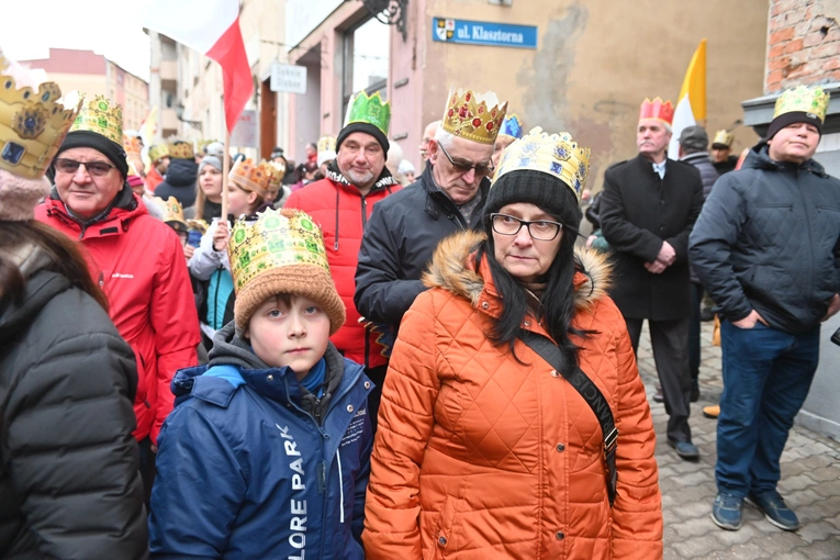 Orszak Trzech Króli 2023 w Świdnicy. Tradycyjnie z osiołkami