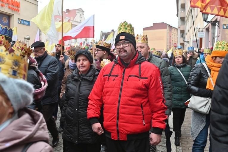 Orszak Trzech Króli 2023 w Świdnicy. Tradycyjnie z osiołkami