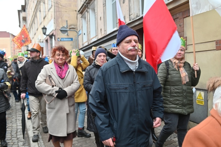 Orszak Trzech Króli 2023 w Świdnicy. Tradycyjnie z osiołkami