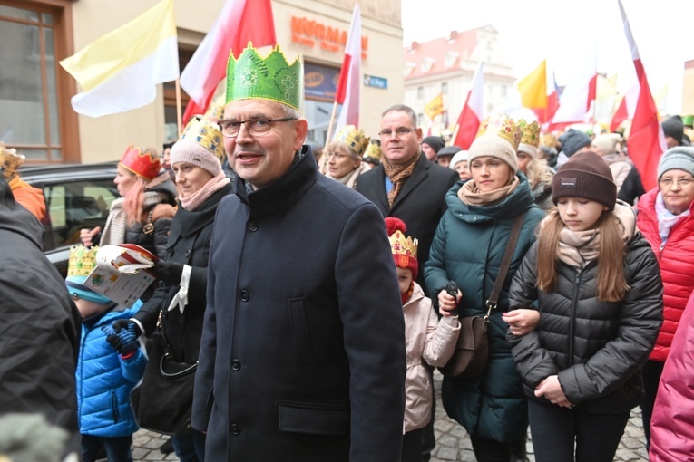 Orszak Trzech Króli 2023 w Świdnicy. Tradycyjnie z osiołkami