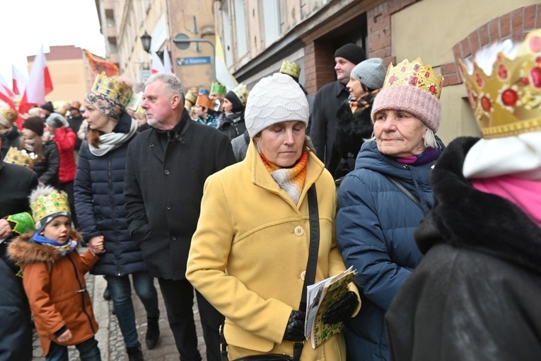 Orszak Trzech Króli 2023 w Świdnicy. Tradycyjnie z osiołkami