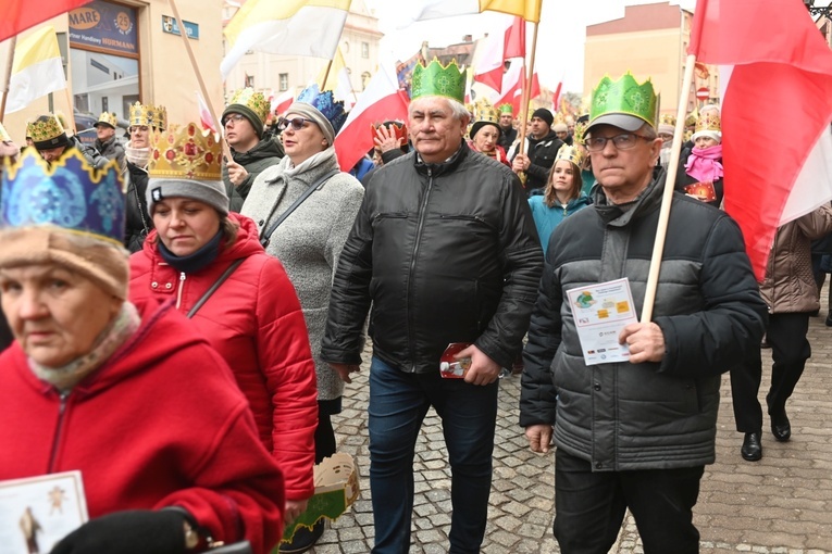 Orszak Trzech Króli 2023 w Świdnicy. Tradycyjnie z osiołkami