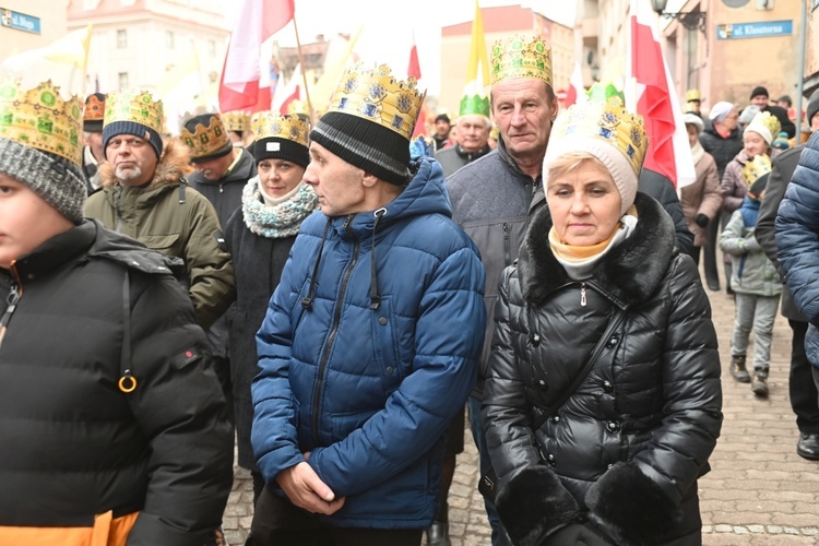 Orszak Trzech Króli 2023 w Świdnicy. Tradycyjnie z osiołkami