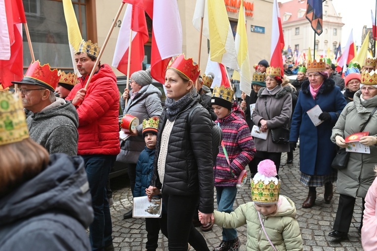 Orszak Trzech Króli 2023 w Świdnicy. Tradycyjnie z osiołkami