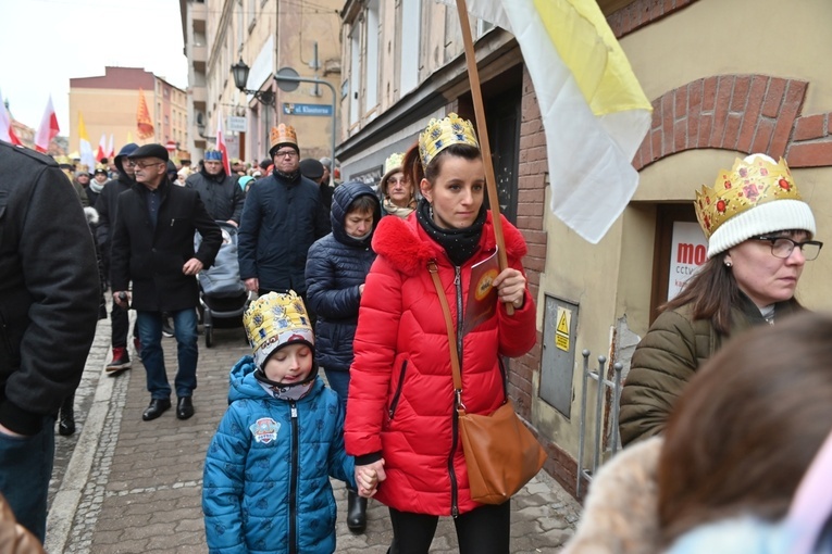 Orszak Trzech Króli 2023 w Świdnicy. Tradycyjnie z osiołkami