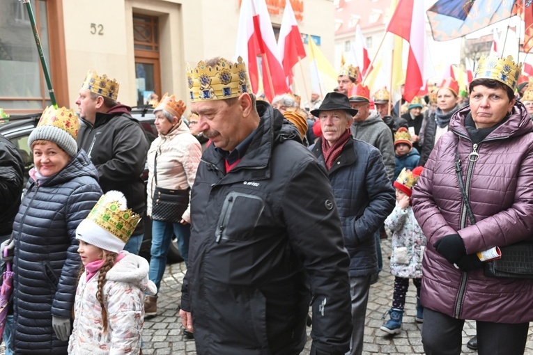 Orszak Trzech Króli 2023 w Świdnicy. Tradycyjnie z osiołkami