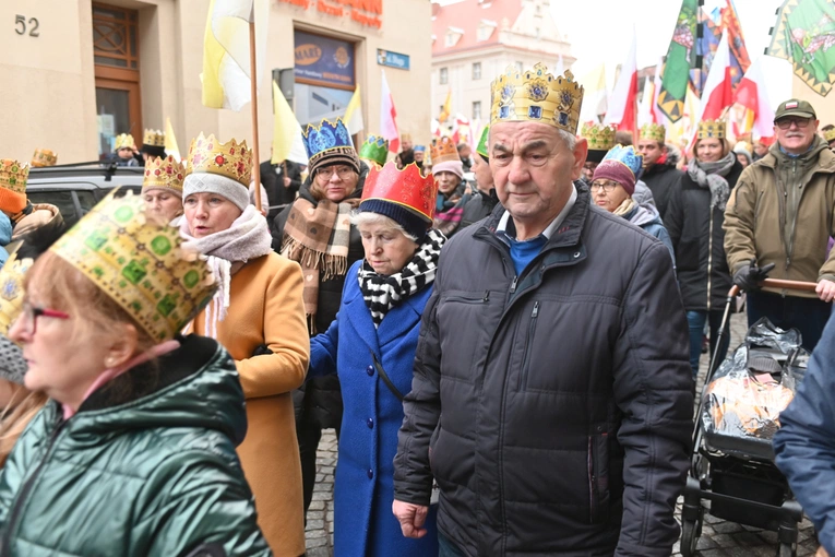 Orszak Trzech Króli 2023 w Świdnicy. Tradycyjnie z osiołkami