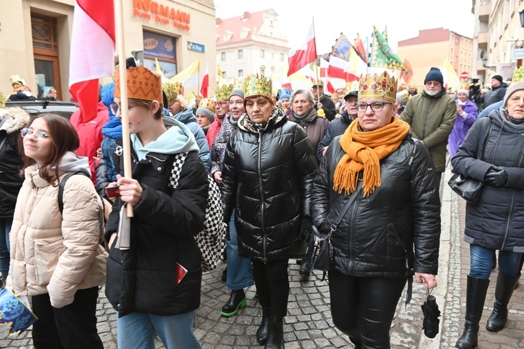 Orszak Trzech Króli 2023 w Świdnicy. Tradycyjnie z osiołkami