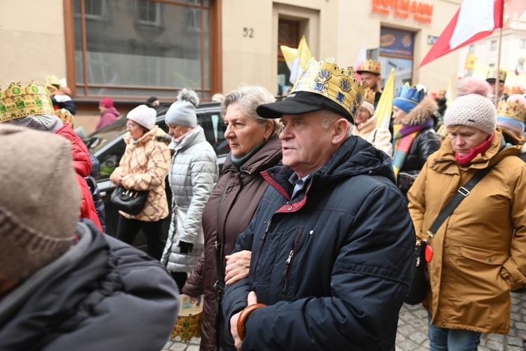 Orszak Trzech Króli 2023 w Świdnicy. Tradycyjnie z osiołkami