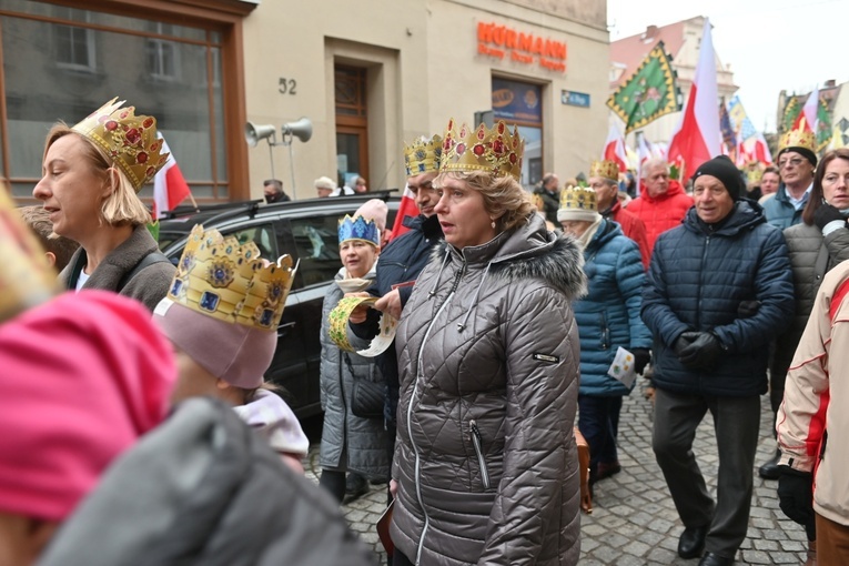 Orszak Trzech Króli 2023 w Świdnicy. Tradycyjnie z osiołkami