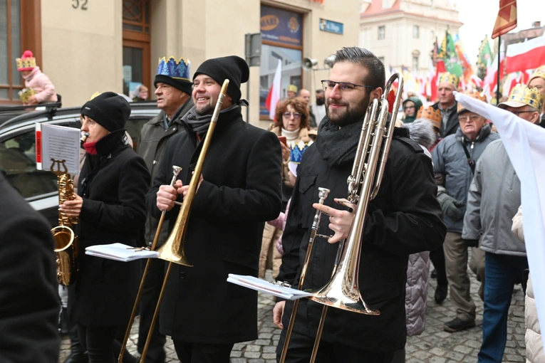 Orszak Trzech Króli 2023 w Świdnicy. Tradycyjnie z osiołkami