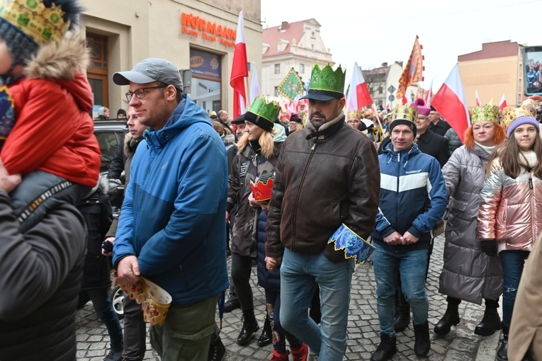 Orszak Trzech Króli 2023 w Świdnicy. Tradycyjnie z osiołkami