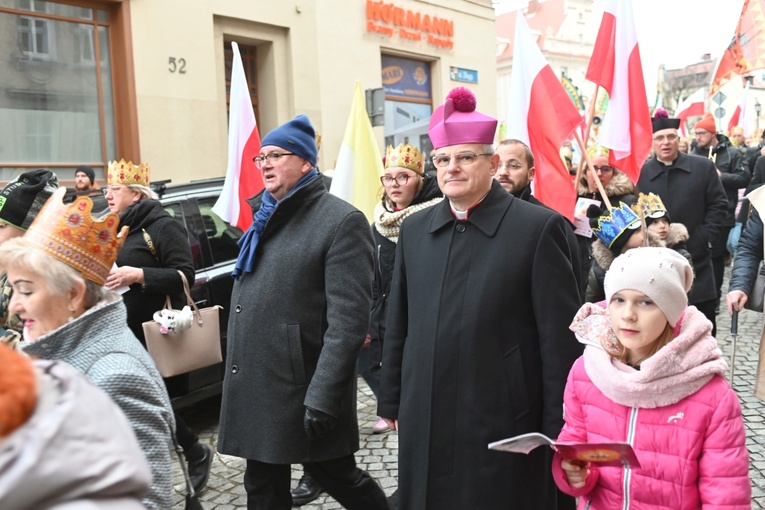 Orszak Trzech Króli 2023 w Świdnicy. Tradycyjnie z osiołkami