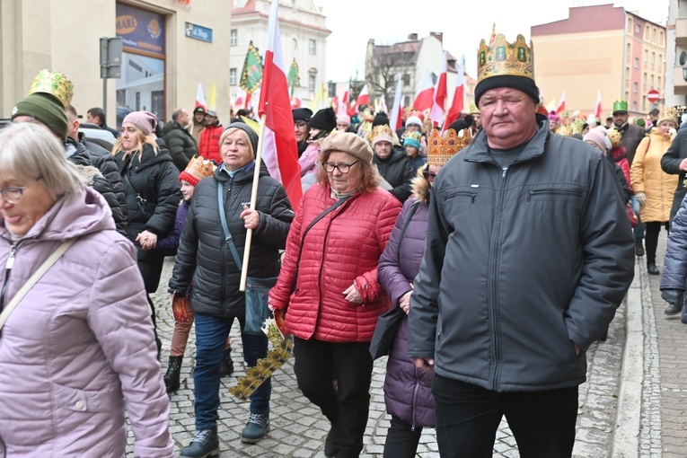 Orszak Trzech Króli 2023 w Świdnicy. Tradycyjnie z osiołkami