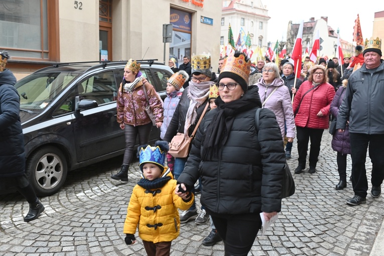 Orszak Trzech Króli 2023 w Świdnicy. Tradycyjnie z osiołkami