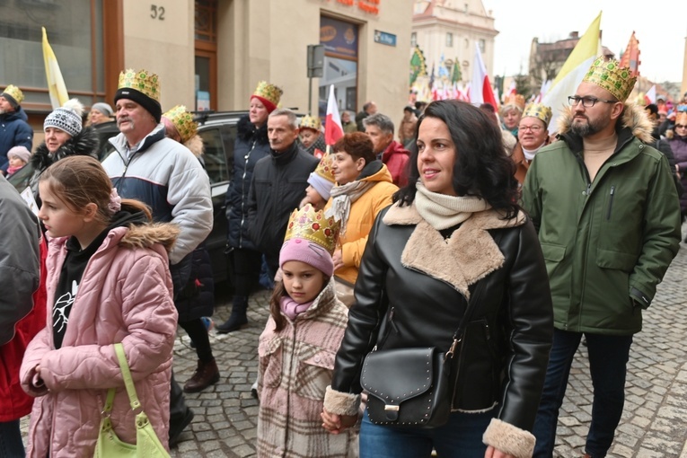 Orszak Trzech Króli 2023 w Świdnicy. Tradycyjnie z osiołkami