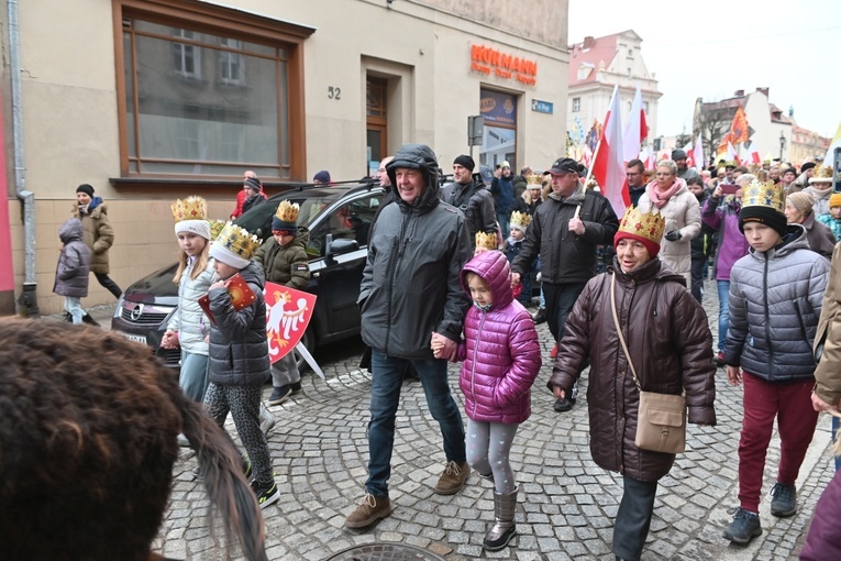 Orszak Trzech Króli 2023 w Świdnicy. Tradycyjnie z osiołkami