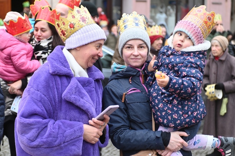 Orszak Trzech Króli 2023 w Świdnicy. Tradycyjnie z osiołkami