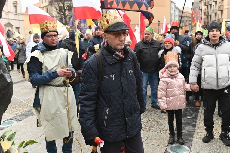 Orszak Trzech Króli 2023 w Świdnicy. Tradycyjnie z osiołkami