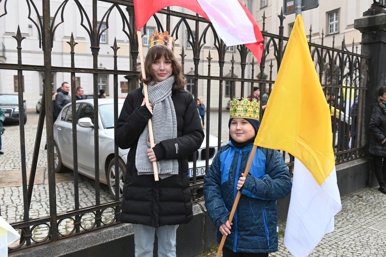 Orszak Trzech Króli 2023 w Świdnicy. Tradycyjnie z osiołkami