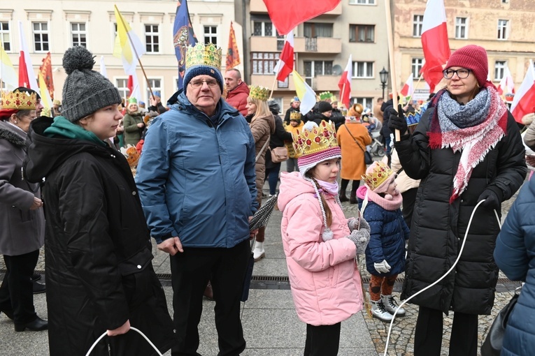 Orszak Trzech Króli 2023 w Świdnicy. Tradycyjnie z osiołkami