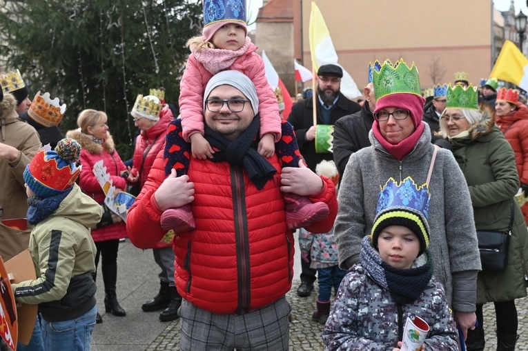 Orszak Trzech Króli 2023 w Świdnicy. Tradycyjnie z osiołkami