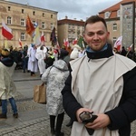 Orszak Trzech Króli 2023 w Świdnicy. Tradycyjnie z osiołkami