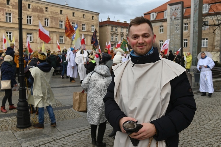 Orszak Trzech Króli 2023 w Świdnicy. Tradycyjnie z osiołkami