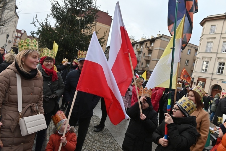 Orszak Trzech Króli 2023 w Świdnicy. Tradycyjnie z osiołkami