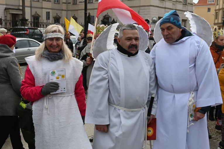 Orszak Trzech Króli 2023 w Świdnicy. Tradycyjnie z osiołkami
