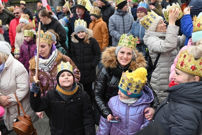 Orszak Trzech Króli 2023 w Świdnicy. Tradycyjnie z osiołkami