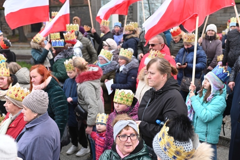 Orszak Trzech Króli 2023 w Świdnicy. Tradycyjnie z osiołkami