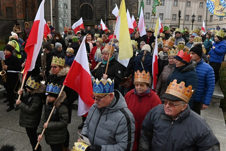 Orszak Trzech Króli 2023 w Świdnicy. Tradycyjnie z osiołkami