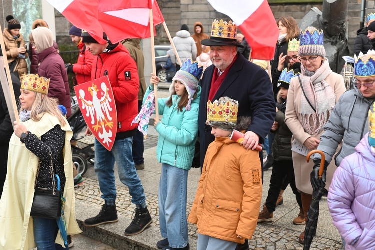 Orszak Trzech Króli 2023 w Świdnicy. Tradycyjnie z osiołkami