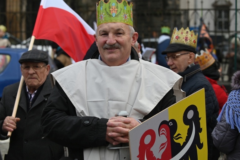 Orszak Trzech Króli 2023 w Świdnicy. Tradycyjnie z osiołkami