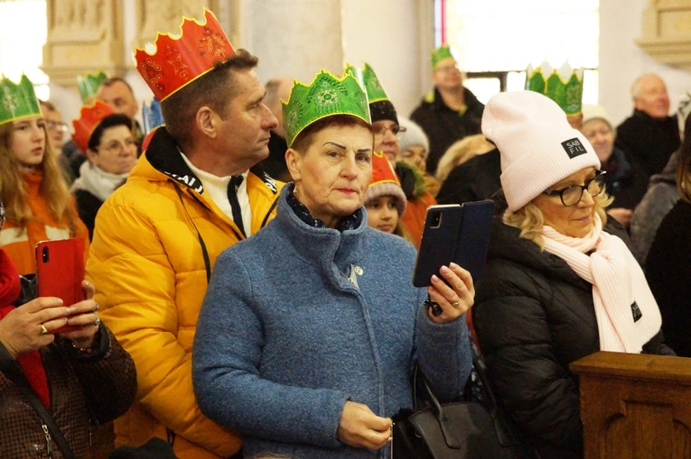 Orszak Trzech Króli 2023 w Strzegomiu. Z rykiem samochodów