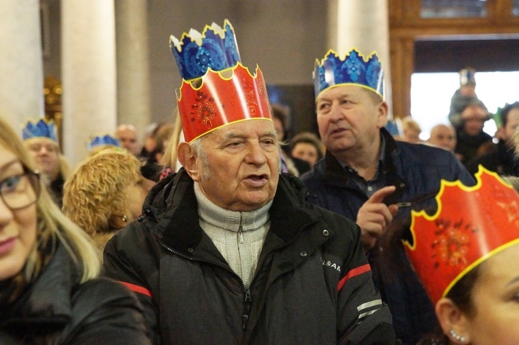 Orszak Trzech Króli 2023 w Strzegomiu. Z rykiem samochodów