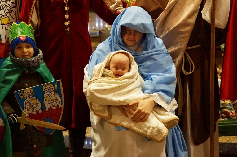 Orszak Trzech Króli 2023 w Strzegomiu. Z rykiem samochodów