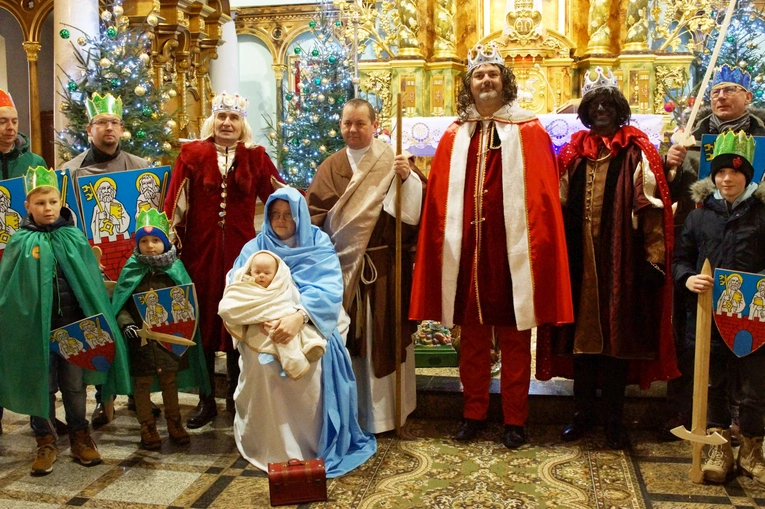 Orszak Trzech Króli 2023 w Strzegomiu. Z rykiem samochodów