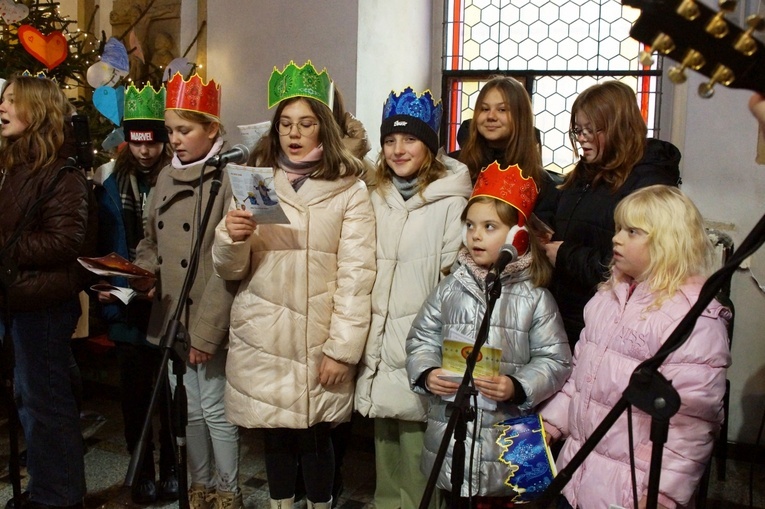 Orszak Trzech Króli 2023 w Strzegomiu. Z rykiem samochodów